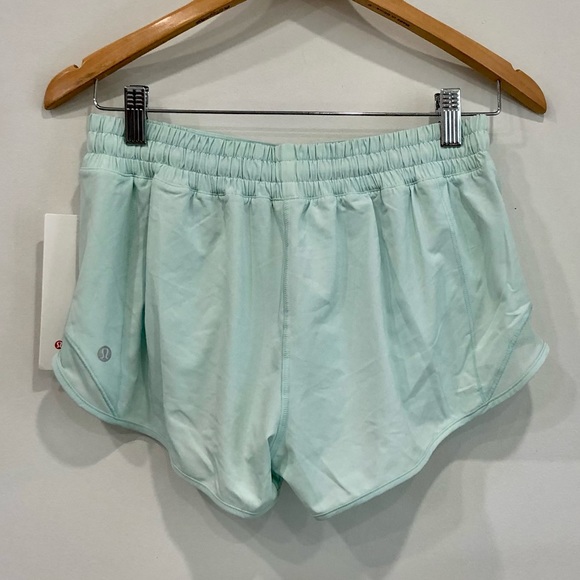 Lululemon Hotty Hot LR Short 2.5” Lined - Picture 2 of 4